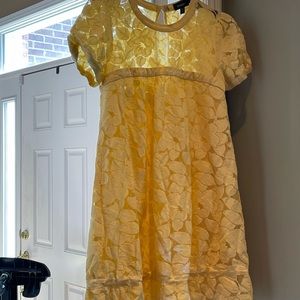 I am selling a small beautiful yellow dress